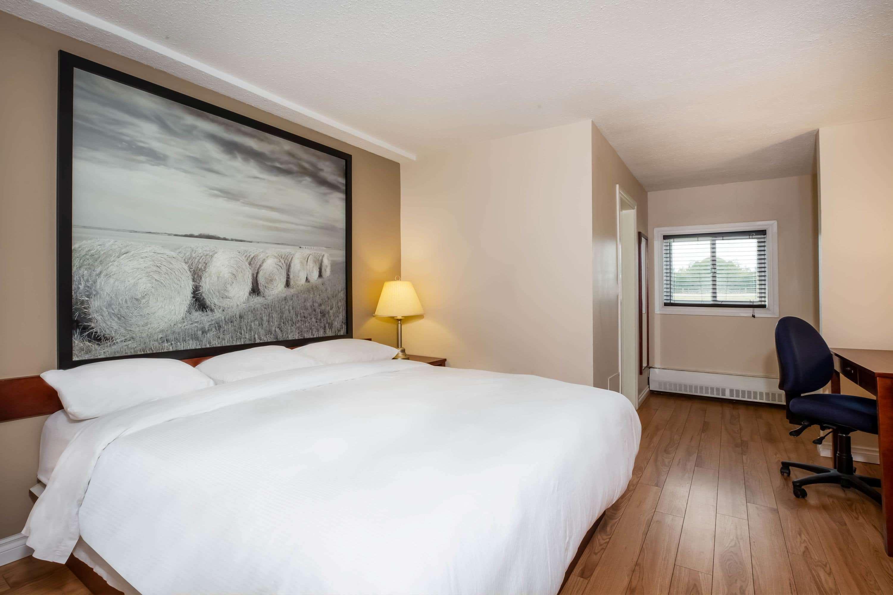 Super 8 By Wyndham Smoky Lake Eksteriør billede